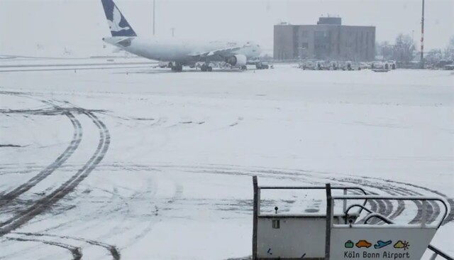 Γερμανία: Χάος στο αεροδρόμιο του Μονάχου – Αεροπλάνα κόλλησαν στα χιόνια – Ταλαιπωρία για χιλιάδες επιβάτες